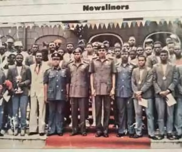 President Buhari Pictured With 1985 U-16 Squad